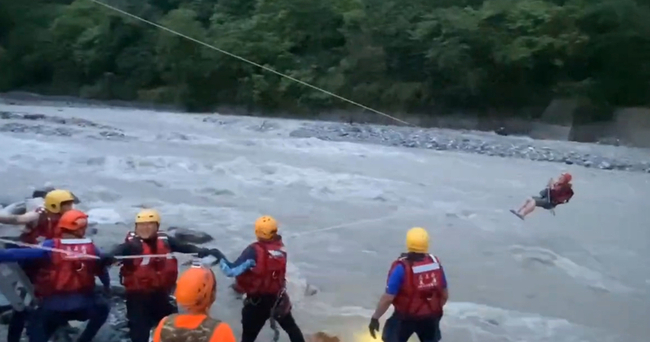花蓮雨後暴漲男子受困砂婆礑溪  消防助脫困 | 華視新聞