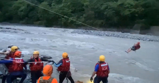 花蓮雨後暴漲男子受困砂婆礑溪  消防助脫困
