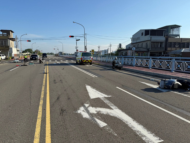 苗栗少年無照騎機車載女友  闖紅燈釀3傷 | 華視新聞