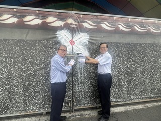 國中教育會考結束  鄭英耀啟闈迎接試務人員出場