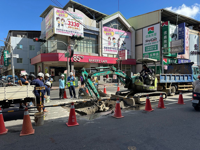高市鳳山五甲共16里清晨突停水 2.3萬戶受影響 | 華視新聞