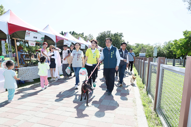 安平毛孩滾草皮音樂市集 黃偉哲帶愛犬現身互動 | 華視新聞