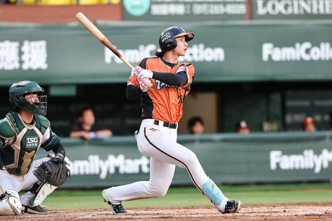 林佳緯敲超前三壘打、飛力獅好投 統一獅橫掃雄鷹 | 華視新聞