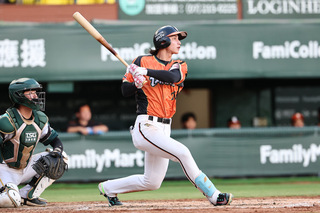 林佳緯敲超前三壘打、飛力獅好投 統一獅橫掃雄鷹