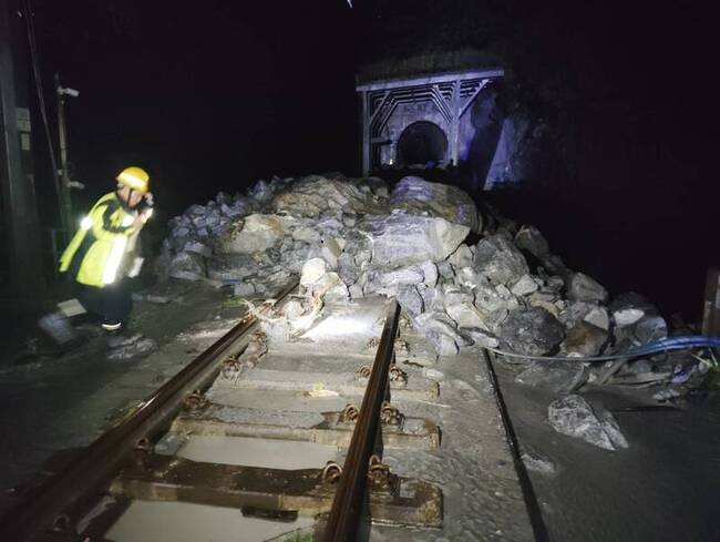 台鐵和仁崇德雙向中斷 交長指示陸海空投入疏運 | 華視新聞