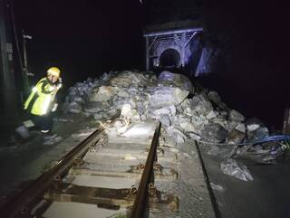 台鐵和仁崇德雙向中斷 交長指示陸海空投入疏運