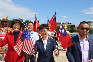 僑界偕三太子挺台入世衛 楊懿珊：勿忘台先示警疫情