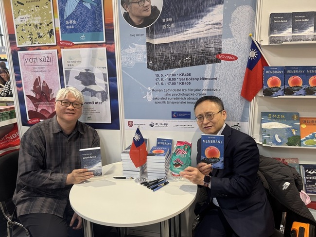 布拉格國際書展  童偉格紀大偉與捷克讀者簽書交流 | 華視新聞