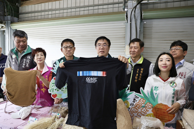 台南鳳梨不只吃肉 葉提煉纖維製衣、莖酵素添加飼料 | 華視新聞