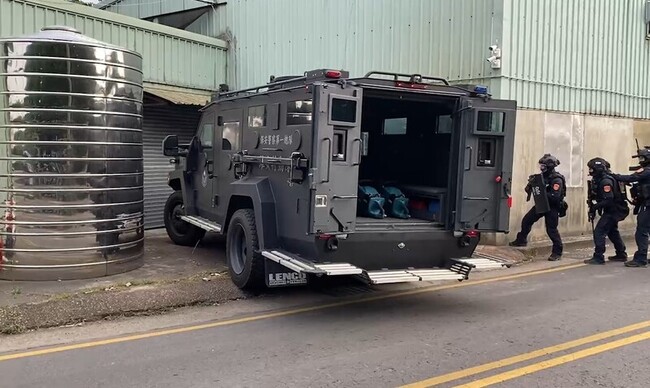 2千萬裝甲車衝破台中毒窟鐵門 警逮2人偵結起訴 | 華視新聞