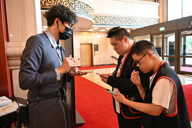 從觀眾到演前導覽接待 唐寶寶用笑容點亮兩廳院 | 華視新聞