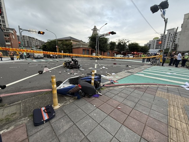 新北三峽車禍6人送恩主公醫院 2學生搶救不治 | 華視新聞