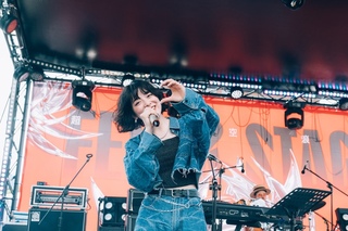 日歌手川西奈月來台演出 訪彩虹眷村大吃滷肉飯