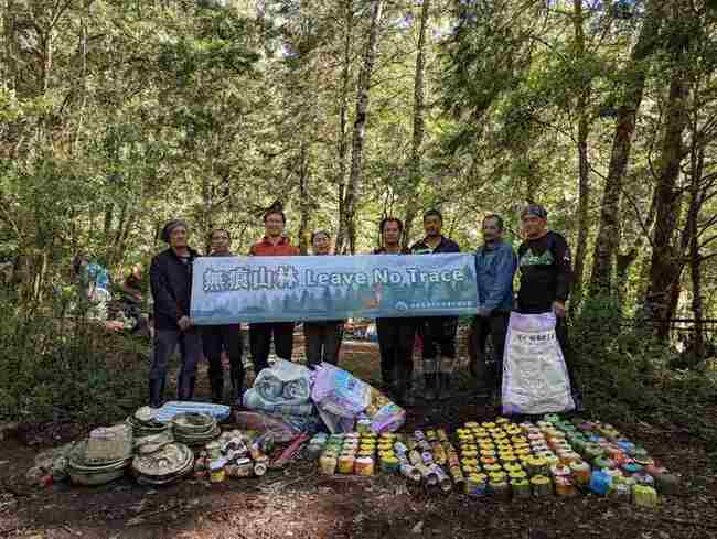 登百岳熱門  馬博東段清出約40公斤瓦斯罐等廢棄物 | 華視新聞