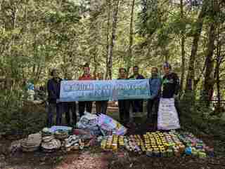 登百岳熱門  馬博東段清出約40公斤瓦斯罐等廢棄物