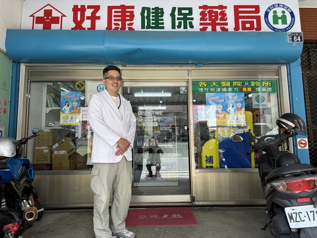 付出大於收入 陳村熒開鹿谷首家健保藥局守前線 | 華視新聞