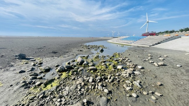 台中大安濱海樂園暗藏鐵釘 遊客踩傷市府令清除 | 華視新聞