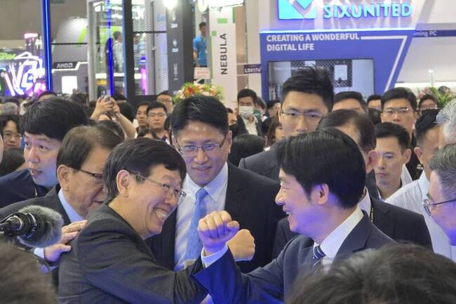 賴總統逛電腦展 參觀華碩、鴻海9攤位同台科技大咖 | 華視新聞