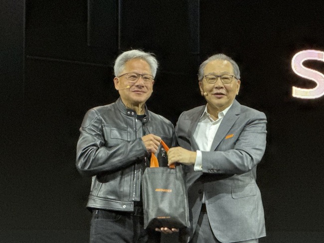 黃仁勳現身聯發科主題演講 蔡力行送通化夜市水果 | 華視新聞