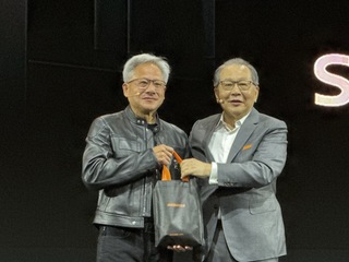 黃仁勳現身聯發科主題演講 蔡力行送通化夜市水果