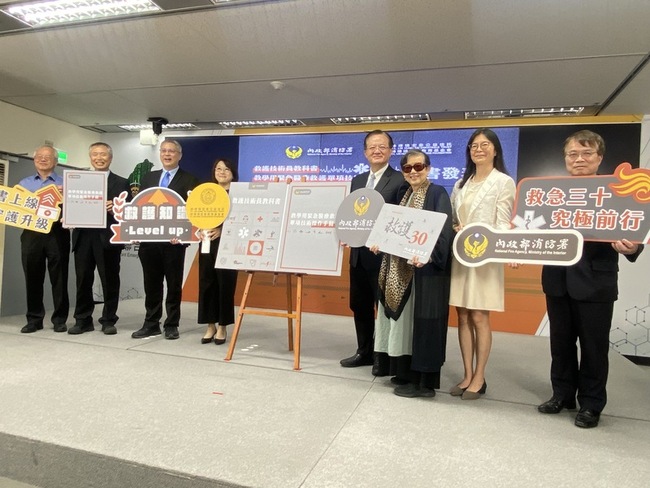 新版救護教科書及手冊亮相 消防署：聚焦實戰導向 | 華視新聞