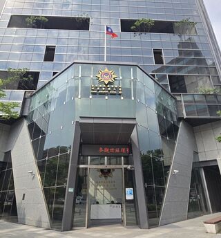 西門町員警對空鳴槍 攔下行動詐欺基地台逮1嫌