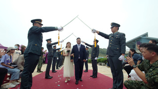 馬祖首次聯合婚禮  新人穿越「劍門」見證愛情