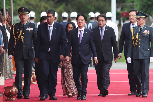 賴總統軍禮歡迎帛琉元首惠恕仁 盼一起努力貢獻世界 | 華視新聞