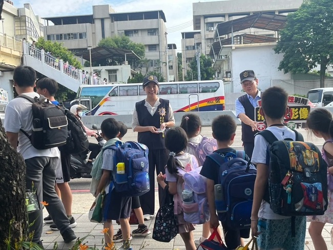 竹市警啟動強化小學護童勤務 守護通學安全 | 華視新聞