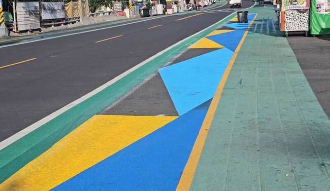 墾丁大街新標線設計遭質複雜 警：新增停車帶 | 華視新聞