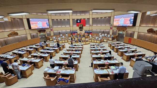 新北議會默哀  民代抨市府狂拆天橋要人走虎口 | 華視新聞