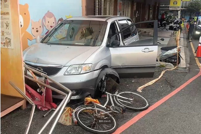 台南玉井廂型車疑暴衝 散步夫妻遭撞1死1傷 | 華視新聞