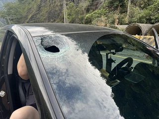 中橫便道落石擊中自小客 1乘客腿部挫傷送醫
