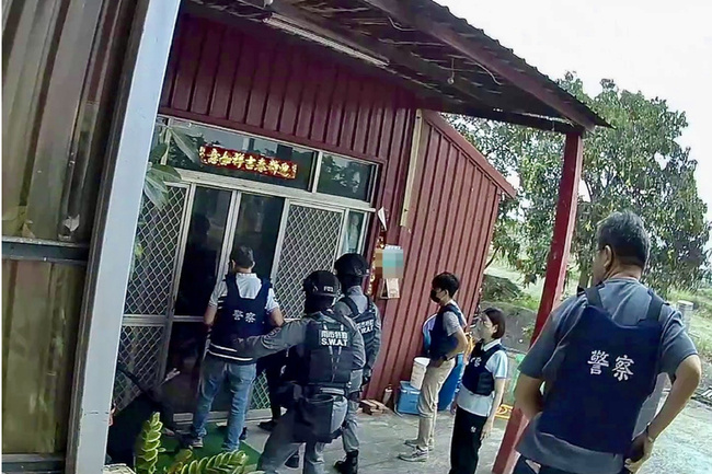 台南2男以偏僻神壇掩護販毒 睡神明桌下求保佑被逮 | 華視新聞