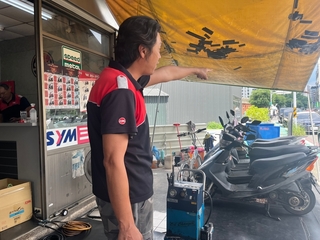 三峽車禍現場疏導交通  機車行兄弟：盡力做能做的