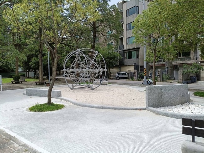 竹北高鐵公園星際天體爬網 讓兒童玩出協調力肌耐力 | 華視新聞