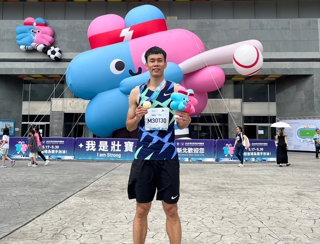 陳奎儒世壯運110公尺跨欄摘金  許願跑到80歲 | 華視新聞