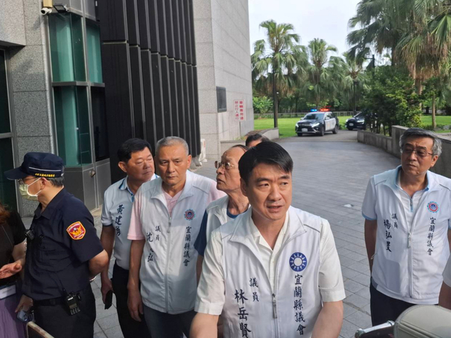 國民黨宜縣黨部主委遭約談 議員兒地檢署外聲援 | 華視新聞