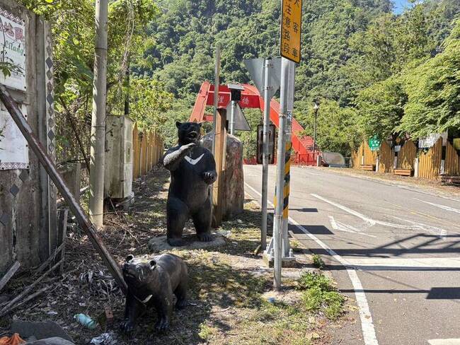 裡冷橋旁小黑熊裝置藝術失竊 中警以車追人逮偷熊賊 | 華視新聞