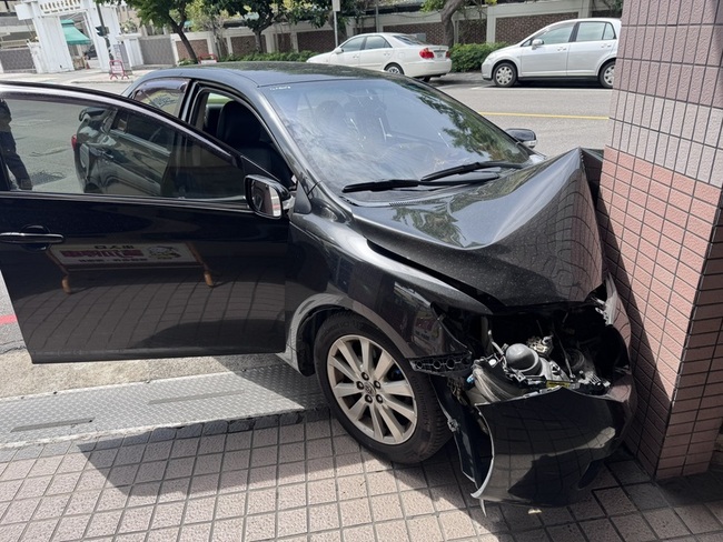 駕駛經彰女校門外自撞醫院門柱 幸未傷及路人 | 華視新聞