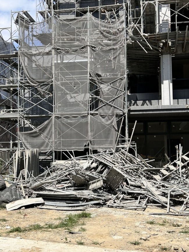 台中南區工地鷹架倒塌 2工人高處墜落命危 | 華視新聞