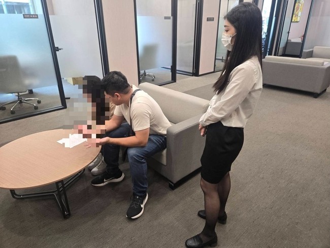 台中女誤信詐團佯裝遊艇業務險破財 警及時阻詐 | 華視新聞