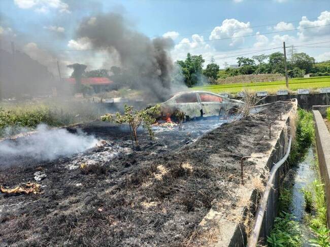 台南柳營田間汽車起火 車內焦屍身分不明待查 | 華視新聞