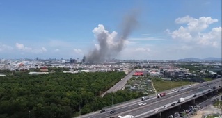 高雄仁武工廠火警 黑煙竄天消防灌救中