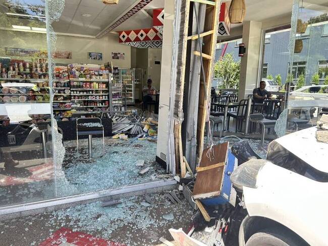 下山途中撞超商釀2輕傷 駕駛稱踩不到煞車 | 華視新聞