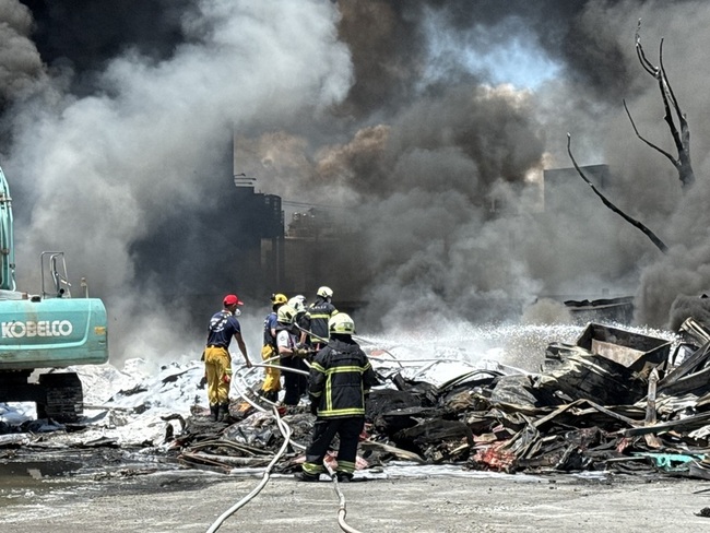 高雄仁武塑膠倉庫火警影響空品  環保局開罰 | 華視新聞