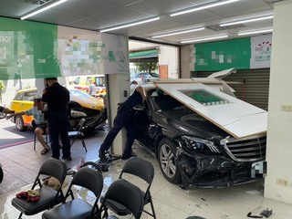 高雄78歲男駕車擦撞衝進民宅 1婦遭波及受傷