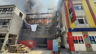 苗栗建案工地火警波及鄰宅  國小急廣播避濃煙