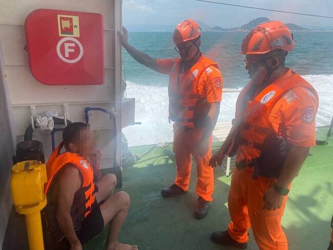 中國男泳圈偷渡金門大膽島  海巡攔截押返調查 | 華視新聞