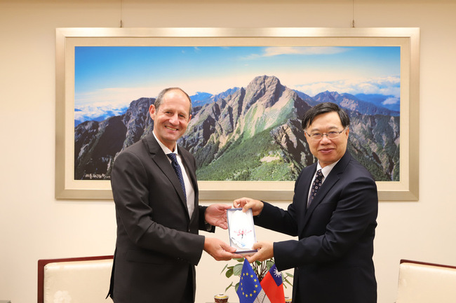 深化司法合作交流 歐洲經貿辦事處長拜會法務部 | 華視新聞